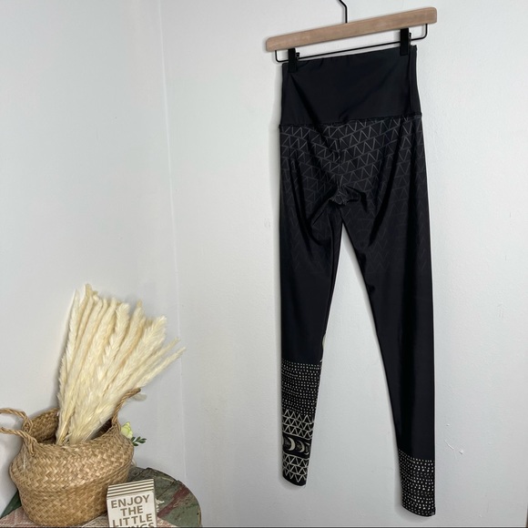 Onzie Black High Rise Las Lunas Graphic Full Leg Leggings Size XS Moonphases - Picture 6 of 16